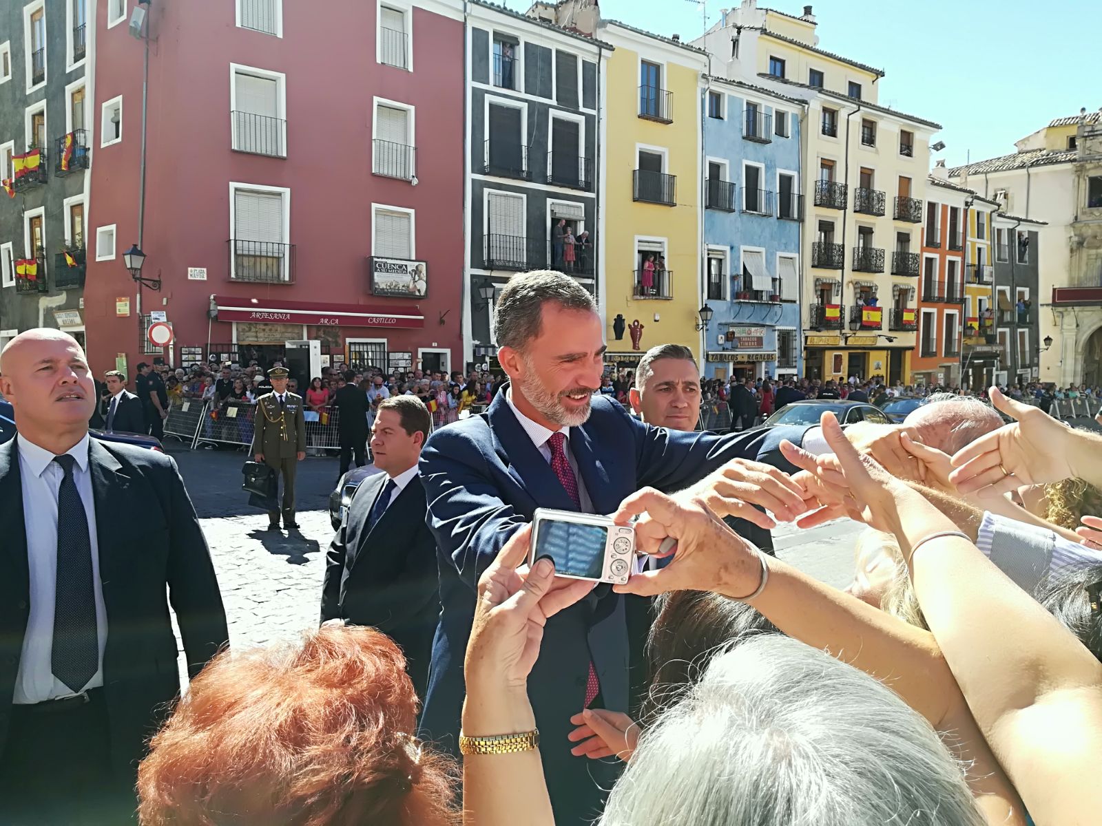 El rey Felipe VI saluda a los conquense en la Plaza Mayor.