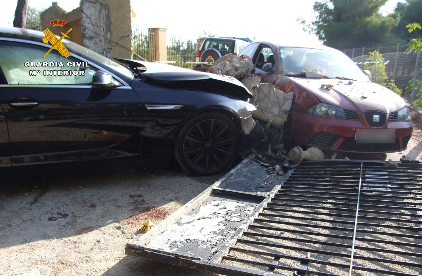 La víctima se empotró con el coche de uno de los que intentó matarle al huir de la casa.