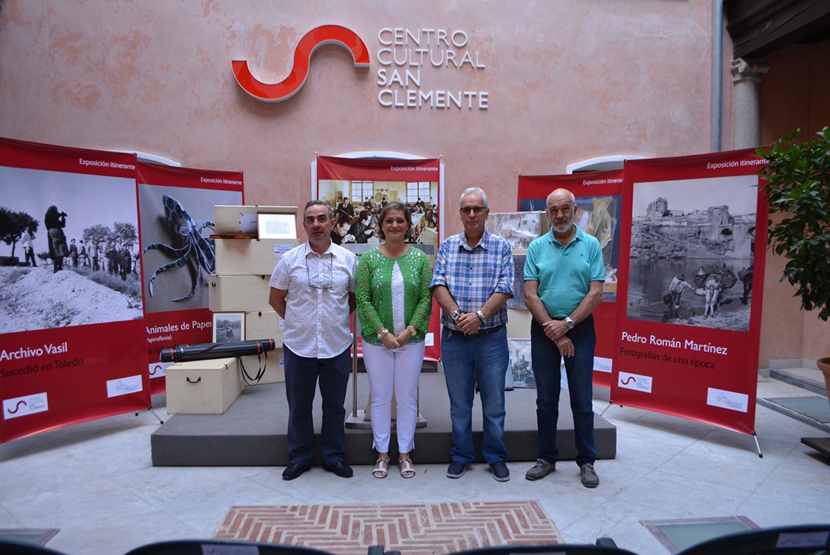 María Angeles García con algunos de los allegados de los artistas