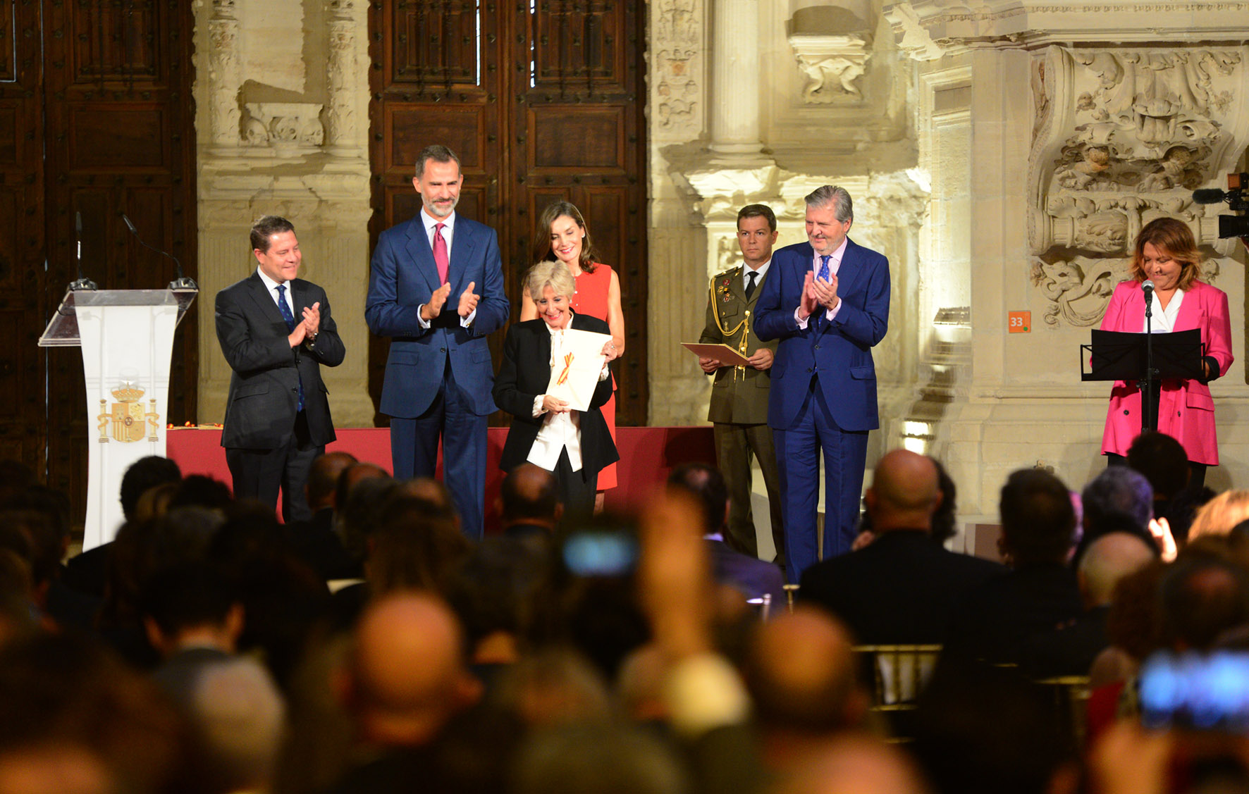 Los Reyes de España, Felipe VI y Leticia, junto con el presidente de Castilla-La Mancha, y el ministro de Educación Cultura y Deportes, Íñigo Méndez de Vigo, hacen entrega del Premio Nacional de Teatro a Concha Velasco.