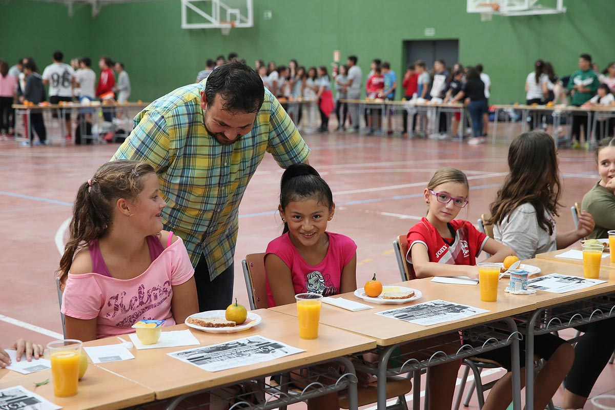 Juan Ramón Amores, con los escolares en el desayuno saludable en Toledo