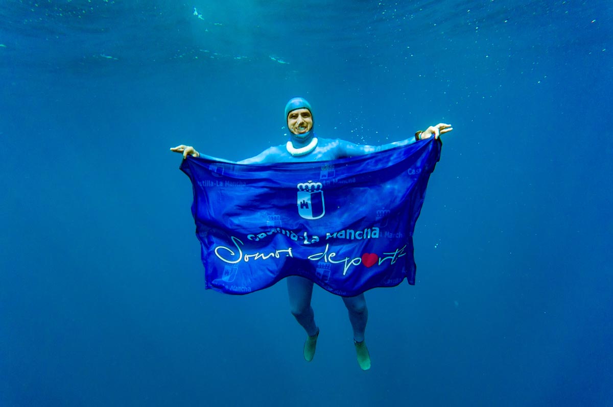 Rubén Gómez-Lanza, cuarto de España en apnea, con la bandera de CLM