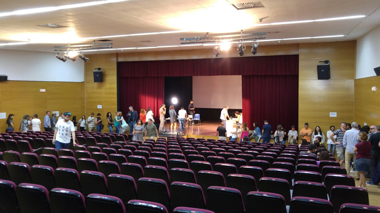 Los aspirantes esperan su turno en la Sala Thalia de Toledo.