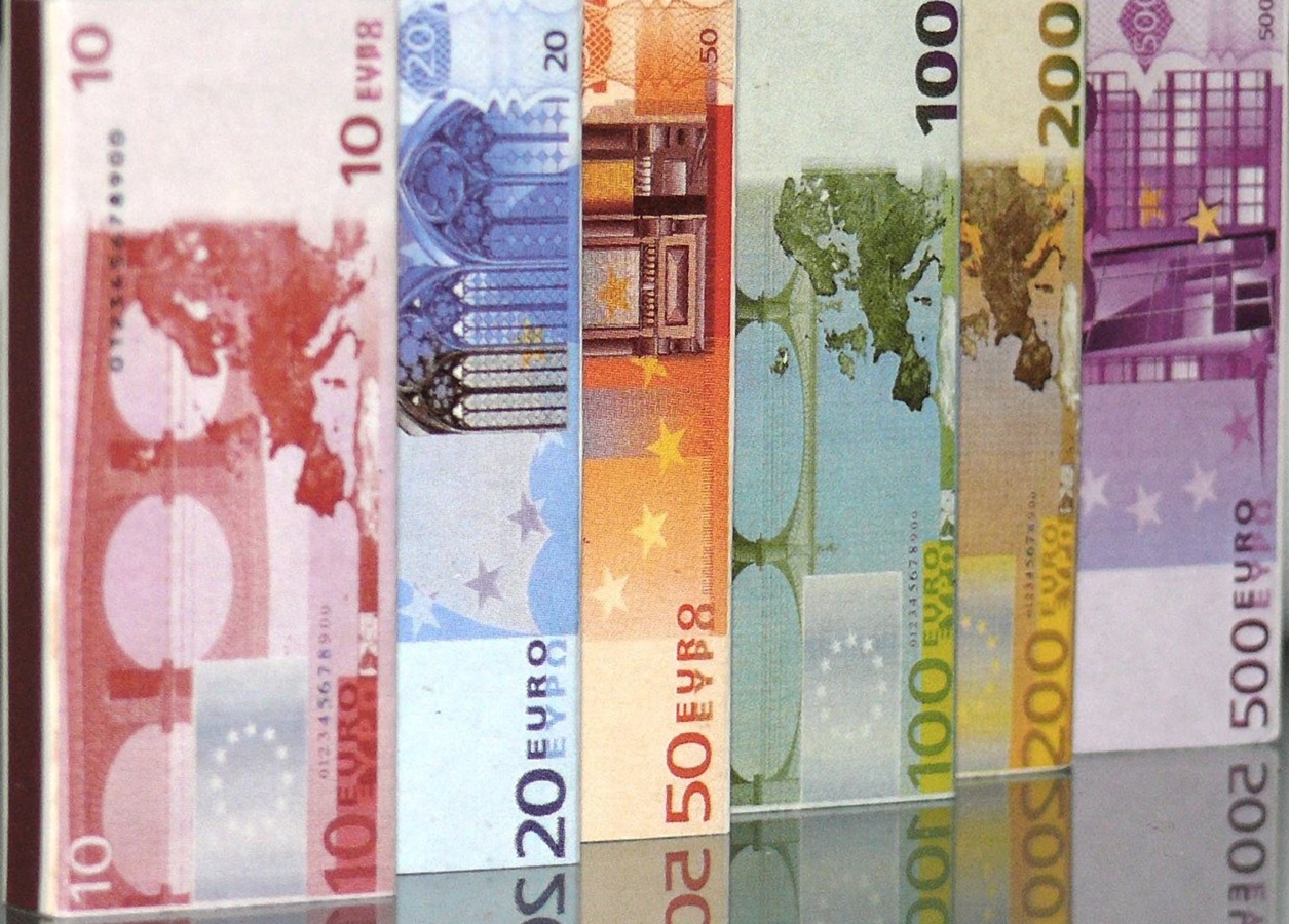 billetes, euro, euros, monedas, dinero. PIB. airef objetivo de déficit deuda pública ceprede