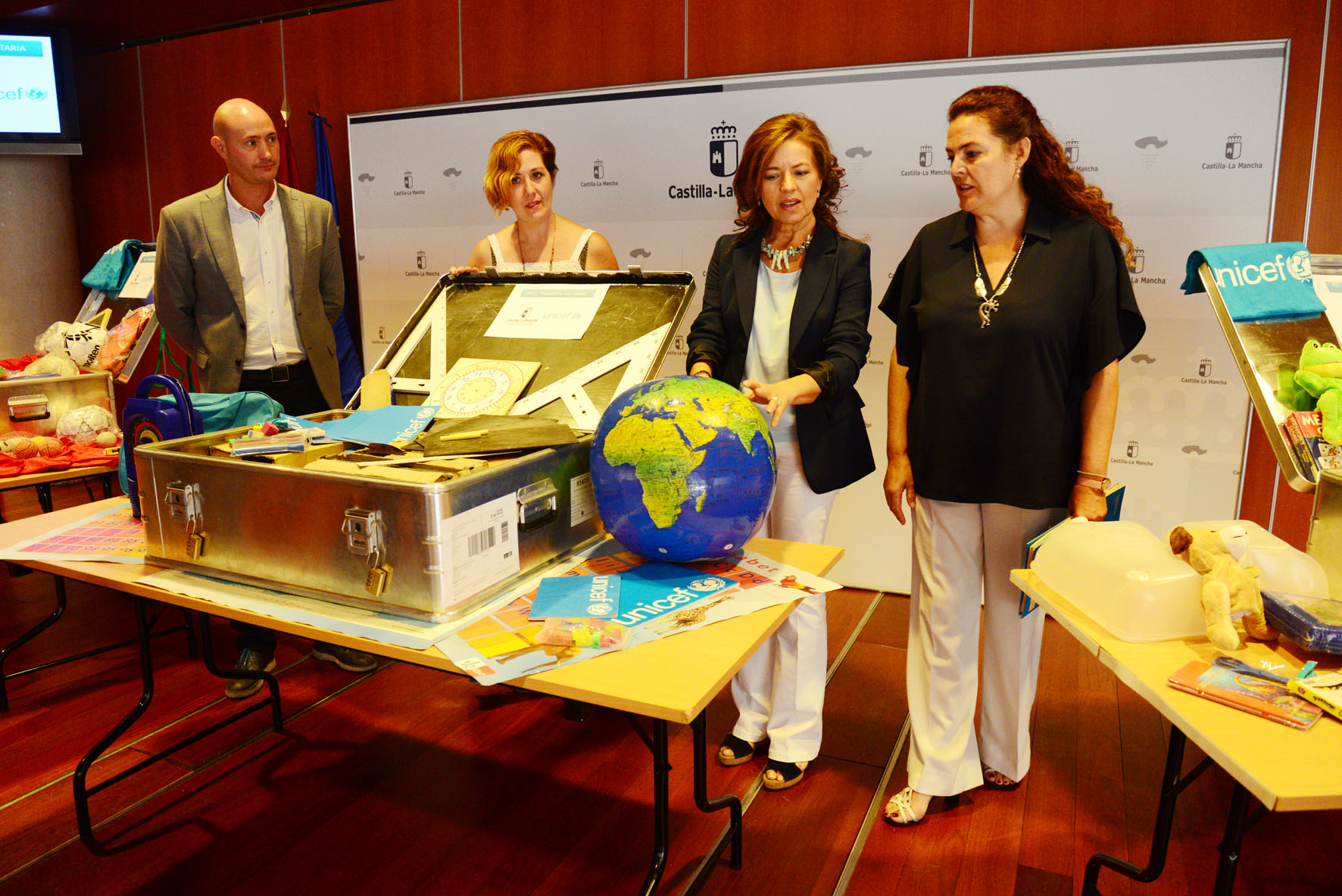 La consejera de Bienestar Social de CLM, Aurelia Sánchez, presenta con UNICEF el kit humanitario enviado a Siria.