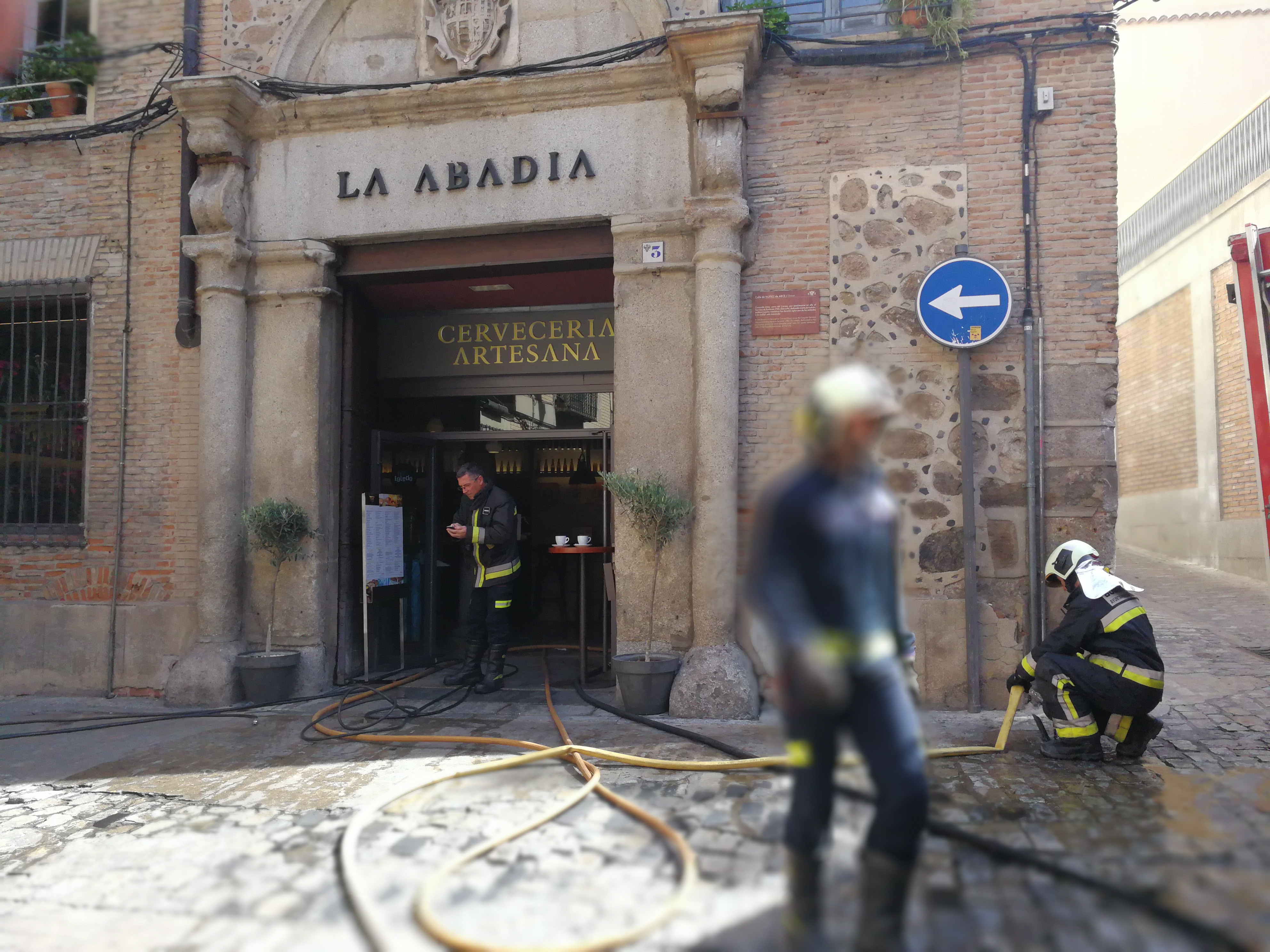 Un incendio ha obligado de desalojar la Cervecería La Abadía, en Toledo