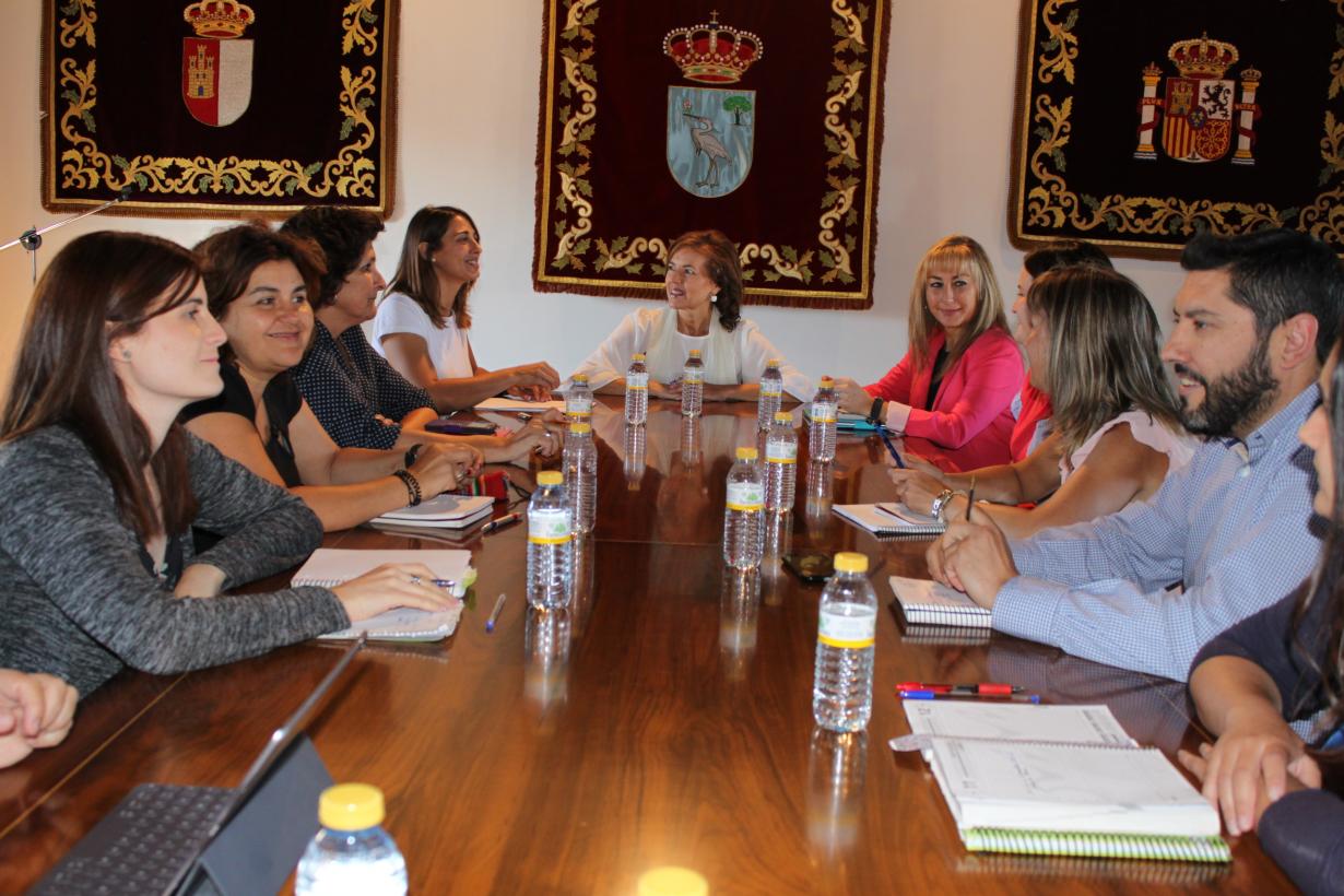 Aurelia Sánchez durante su visita a los recursos de Servicios Sociales de Villagarcía del Llano (Cuenca) MejoraT