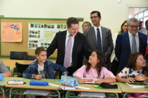 Page en el colegio de Valverde. barracones