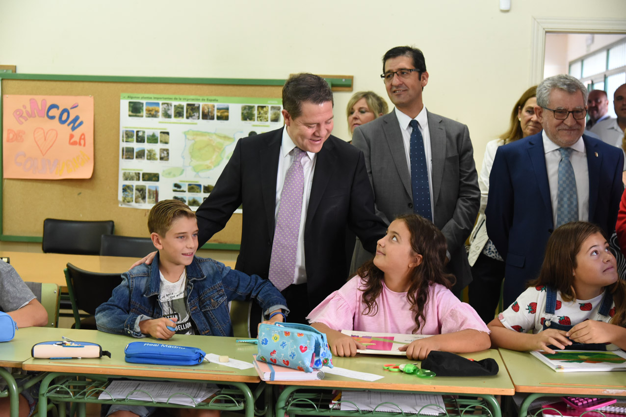 Page en el colegio de Valverde. barracones