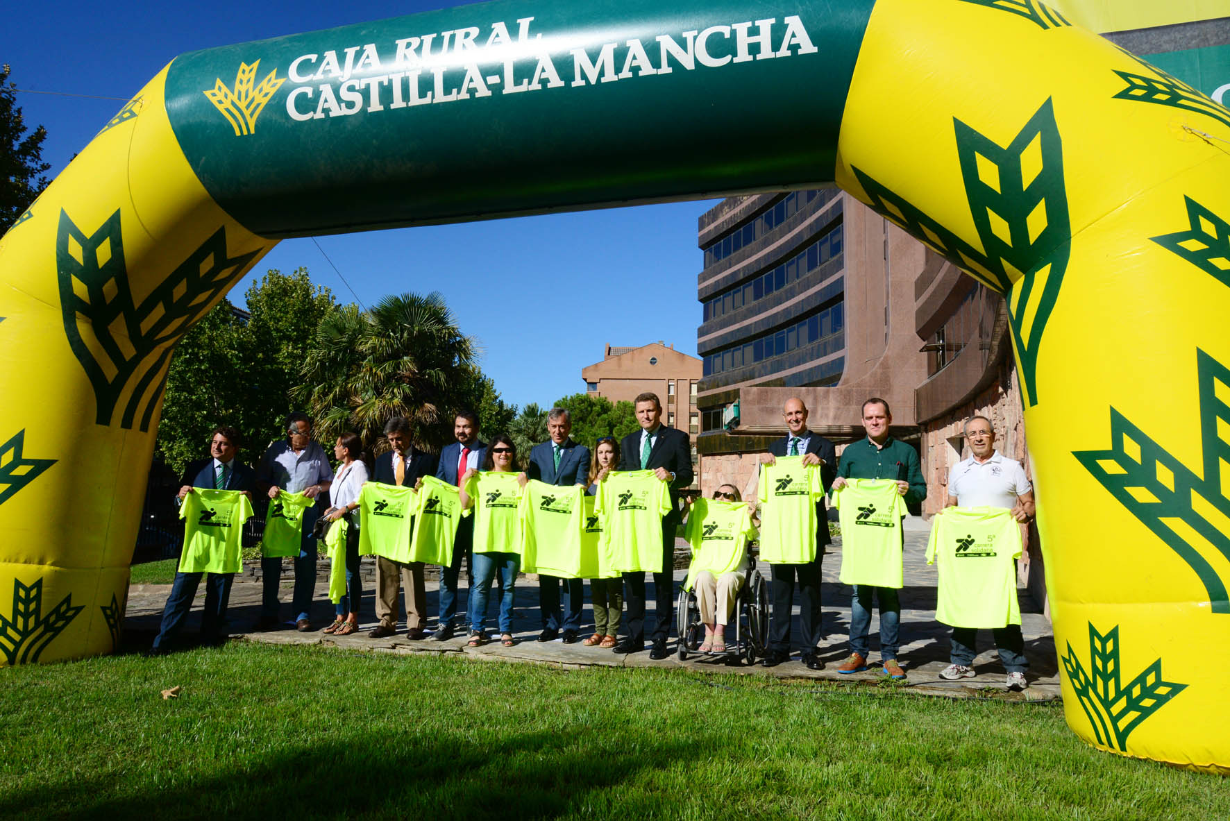 El presidente de Caja Rural CLM y el director general de Juventud y Deportes, Juan Ramón Amores, presentan la camiseta de la Carrera Solidaria.