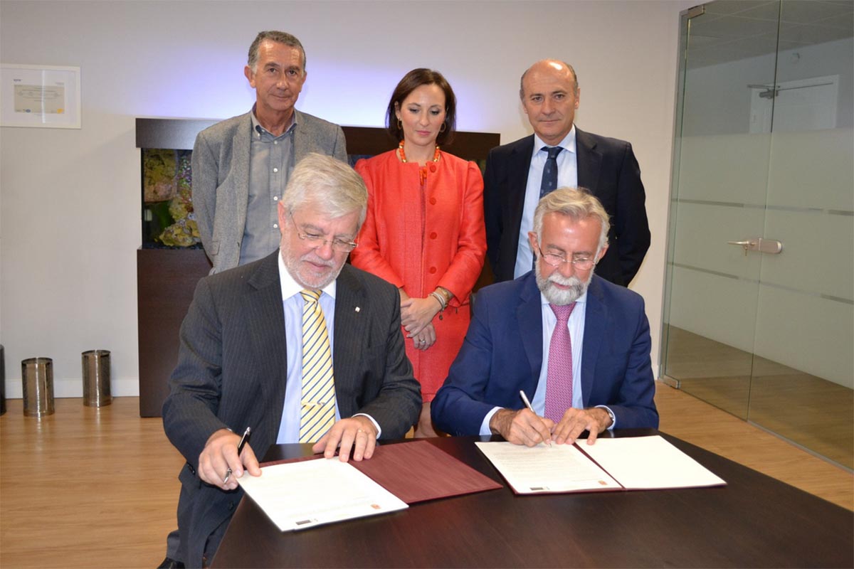 Jaime Ramos, firmando el acuerdo con la naviera MSC