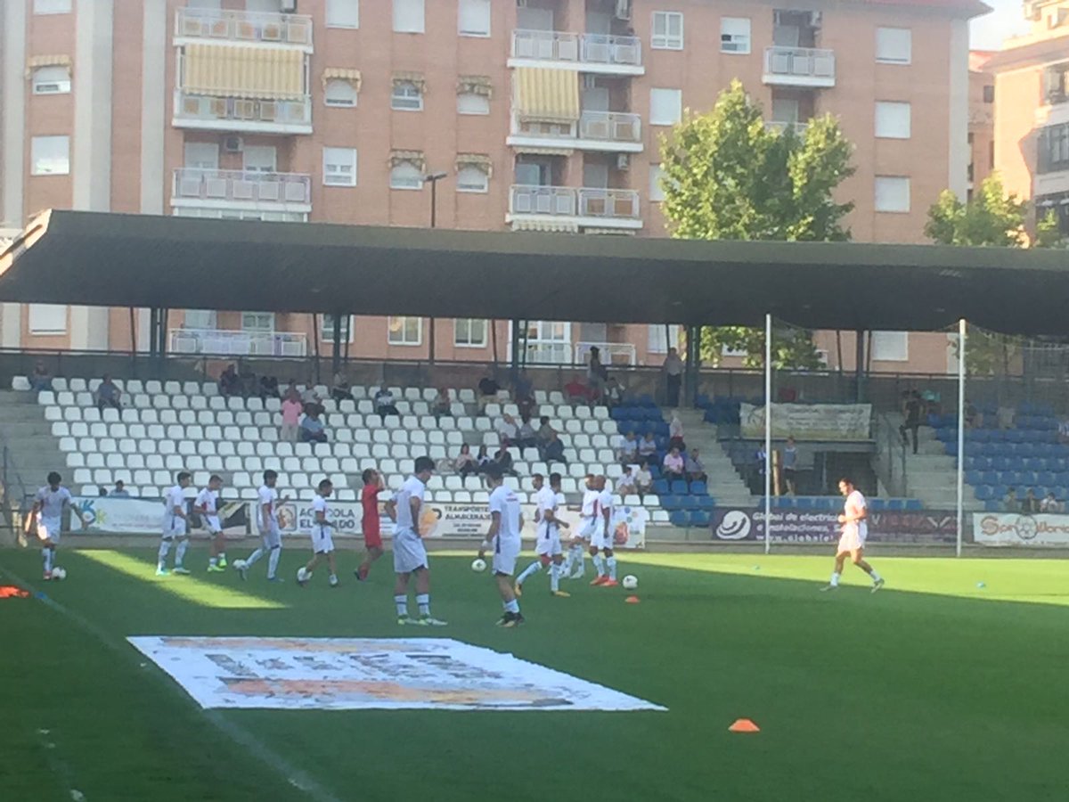 El Rayo Majadahonda, antes de empezar su partido contra el Talavera