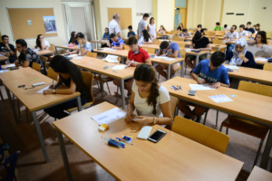 Estudiantes de CLM realizando la EBAU.