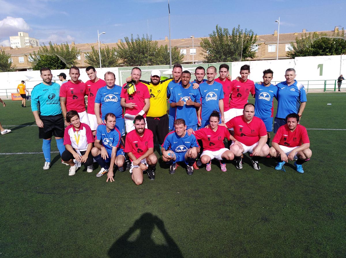 En la foto, el equipo de fútbol 7 del Apanas que se proclamó campeón de Primera División