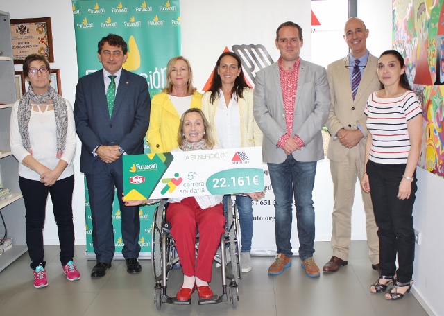 Entrega del cheque de la Carrera Solidaria