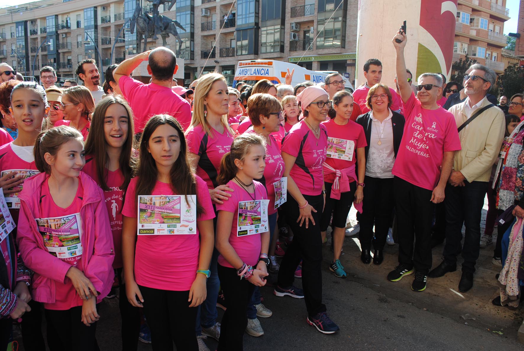 Cerca de 1.000 personas se suman en Valdepeñas a la “marea rosa” contra el cáncer de mama.