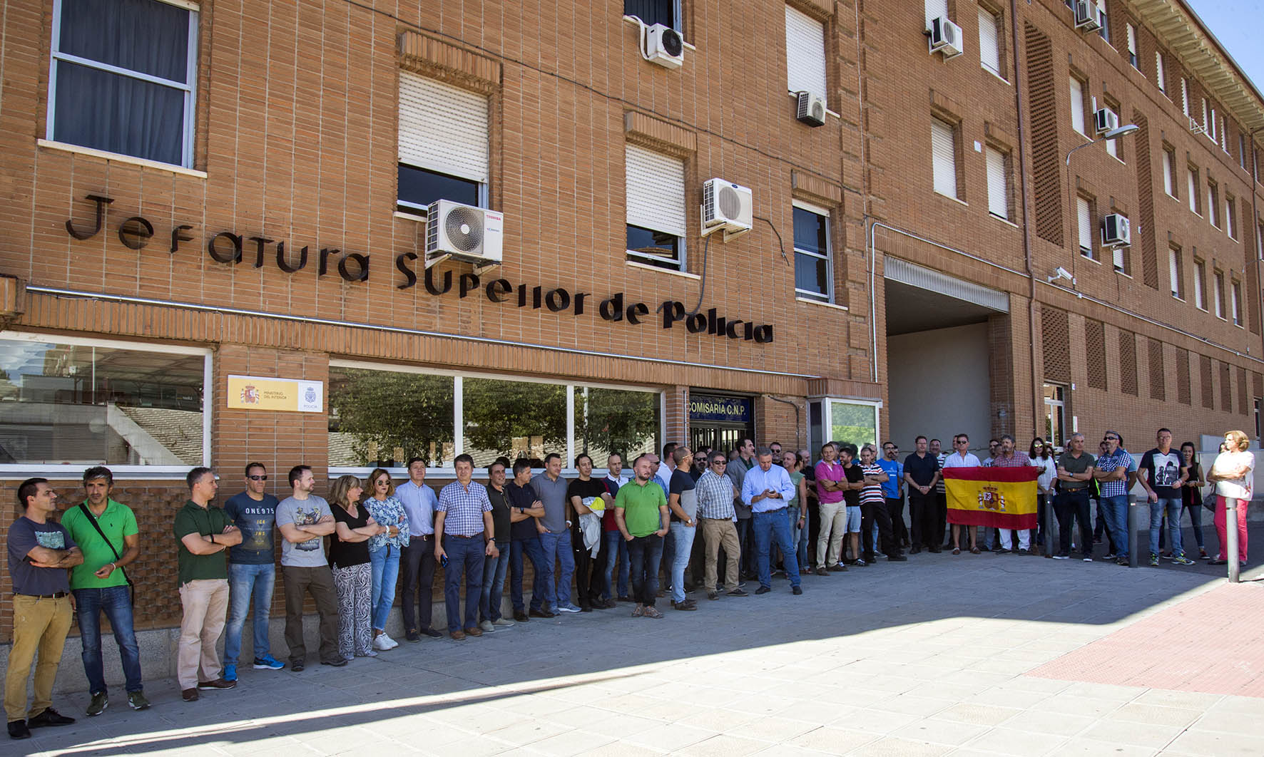 Policías nacionales se concentran en Toledo.