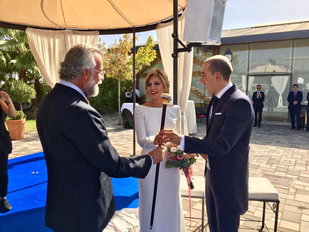 Ramos entrega el bastón con cerámica de Talavera a Alarza y Vega.