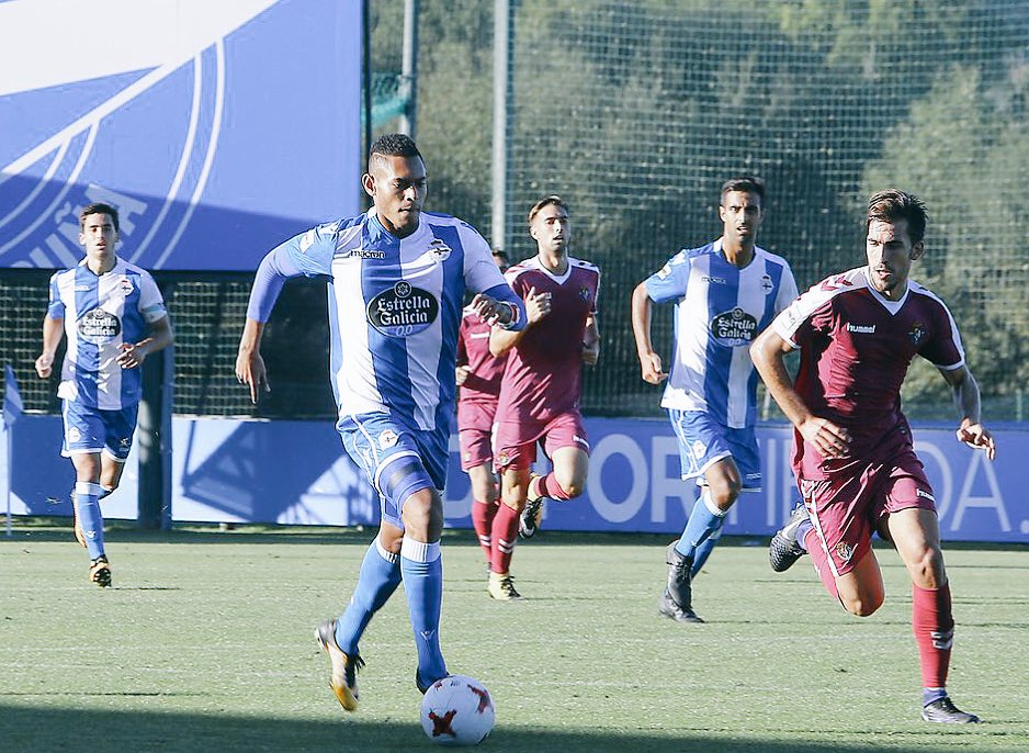 Ismael Díaz, autor de dos asistencias, conduce el balón en el partido frente al Talavera.