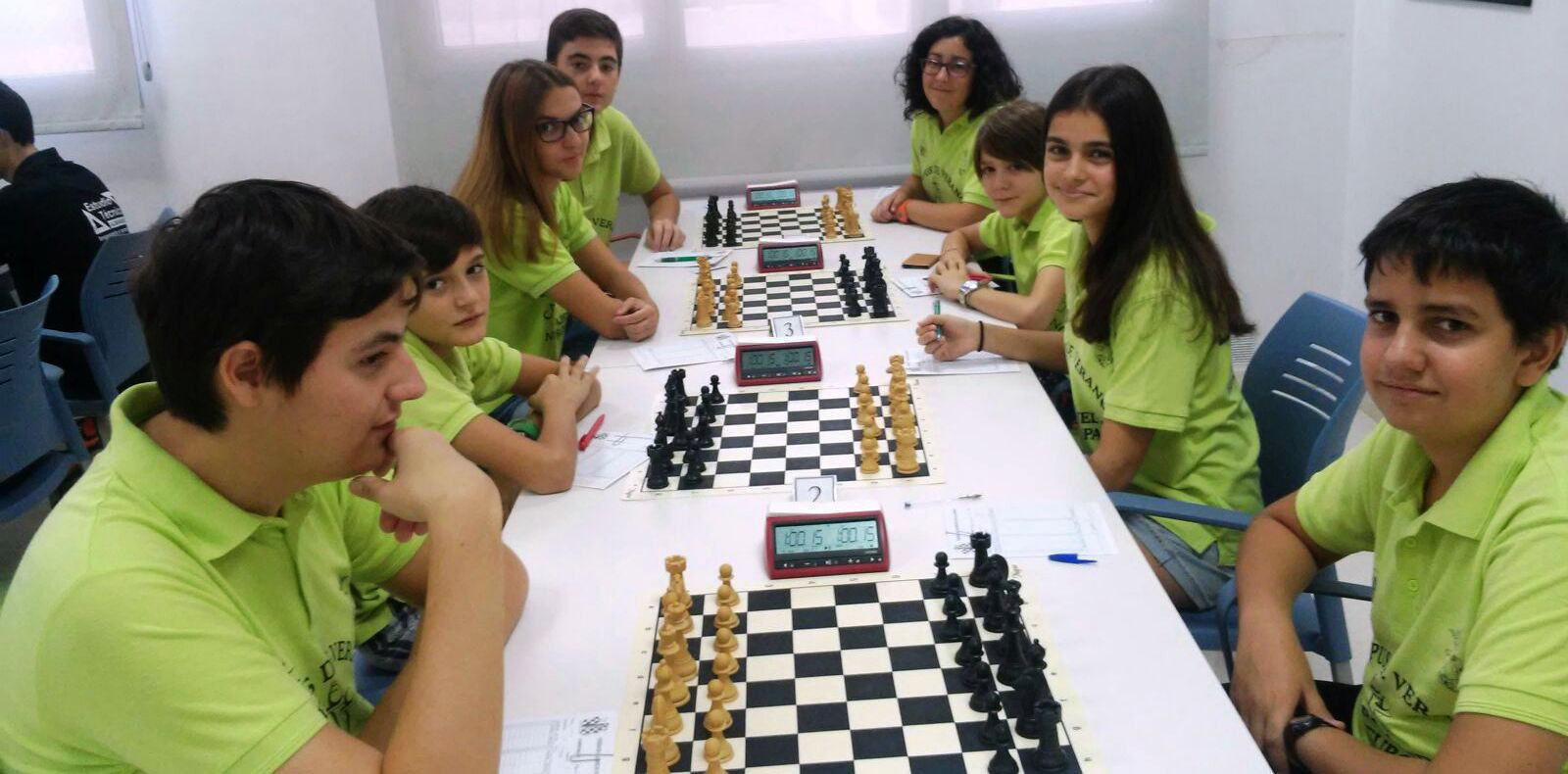 Grupo de niñas y niños en la escuela de ajedrez.