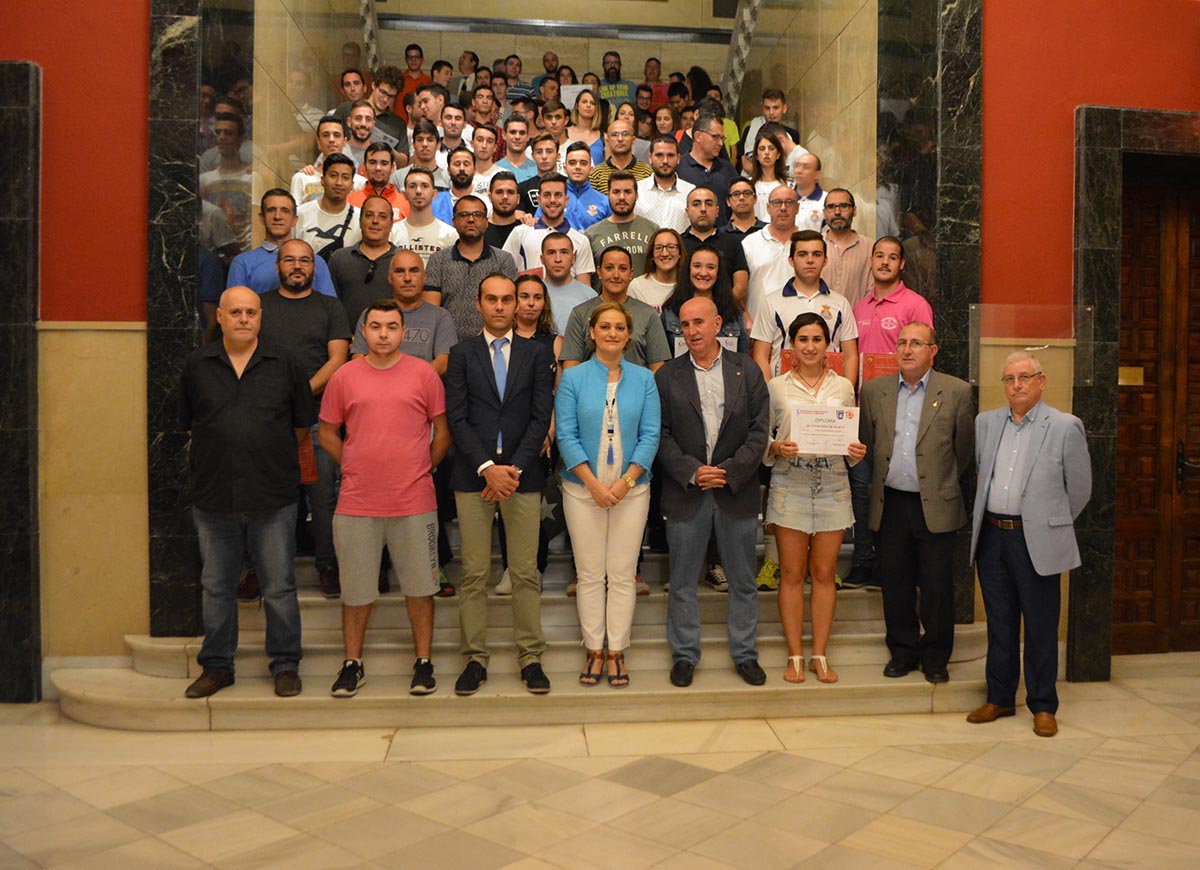 Foto de familia de la entrega de los diplomas deportivos por la Diputación