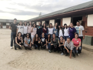 La compañía de ciencia y tecnología Merck y la Fundación Merck Salud han promovido la celebración de una sesión de equinoterapia para los niños de la asociación NorTEA, que defiende los derechos de los menores afectados por el Trastorno del Espectro Autista (TEA).