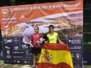 Noemí Aguilar (de amarillo), campeona mundial de pádel