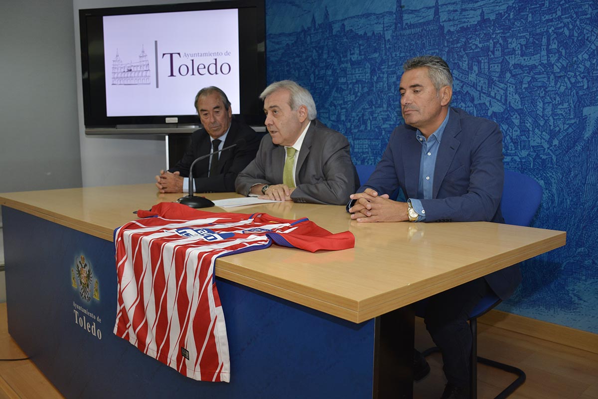 Abelardo, Del Pino y Manolo, en la presentación de la Escuela de Fútbol del Atlético de Madrid en Toledo