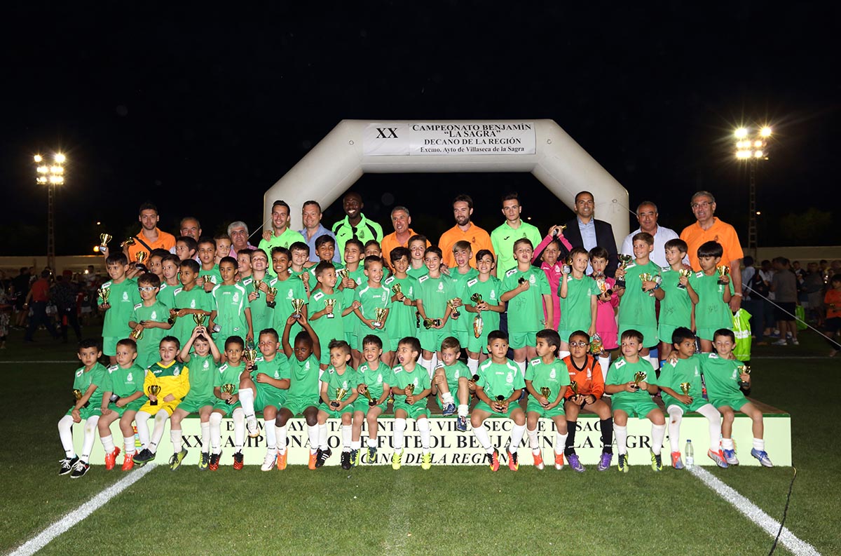 Salva Ballesta, con los equipos de Villaseca en la clausura del último torneo