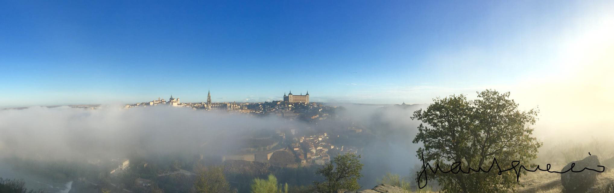 Toledo con niebla.