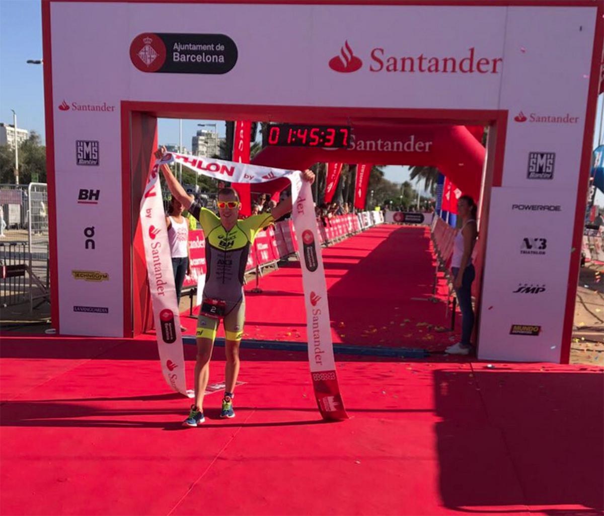 Alarza ganó, y van tres veces, el Triatlón de Barcelona