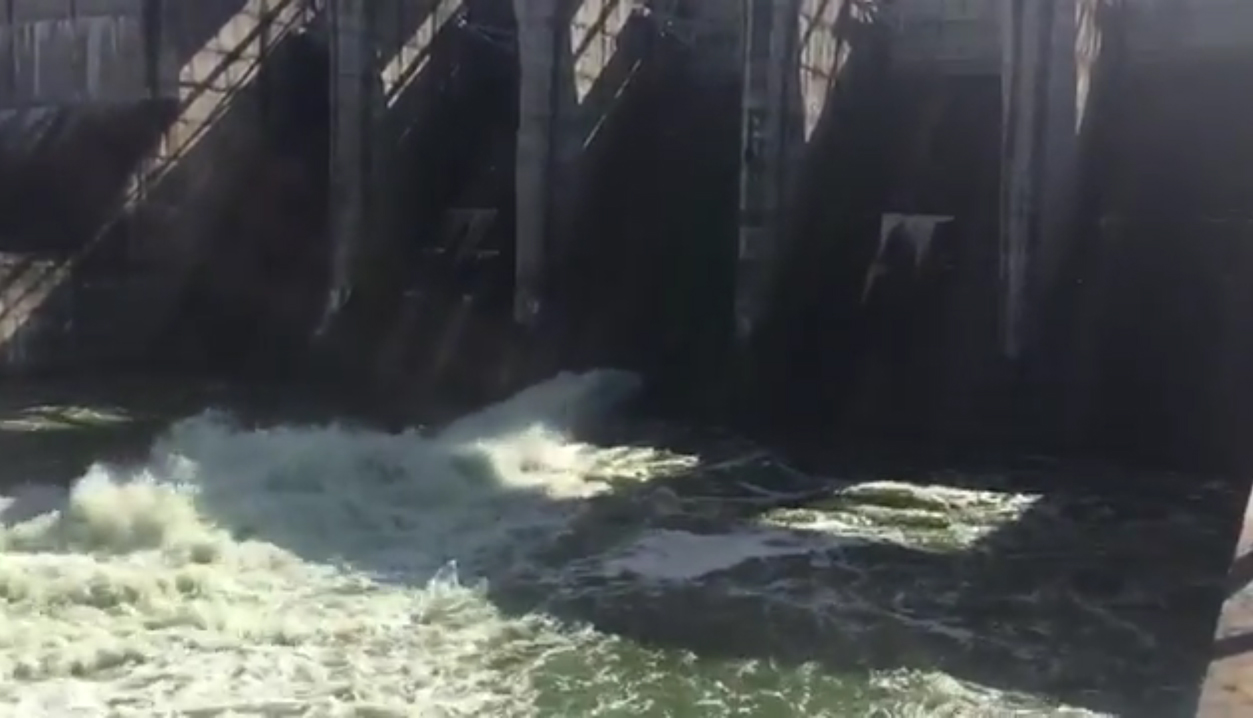 El embalse de Navalcán desembalsando agua.