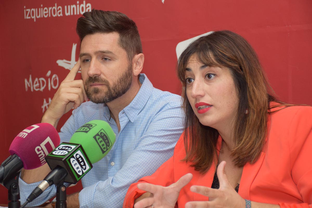 Mario García y Sonsoles Arnao, detallando las preguntas en el Congreso de Ganemos Talavera e IU CLM sobre el tren en Talavera