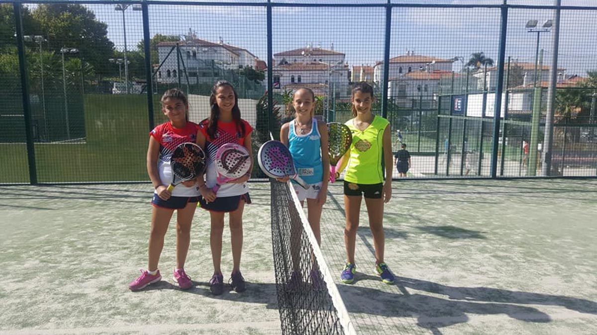 Noemí Aguilar (de amarillo) es campeona mundial de pádel para menores de 12 años