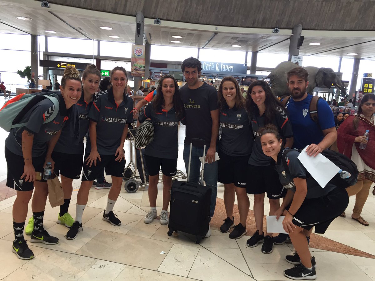 Raúl con las jugadoras del Fundación Albacete Nexus Energía