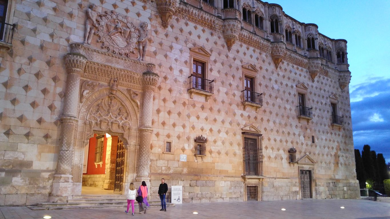 Fachada principal del Palacio del Infantado de Guadalajara.