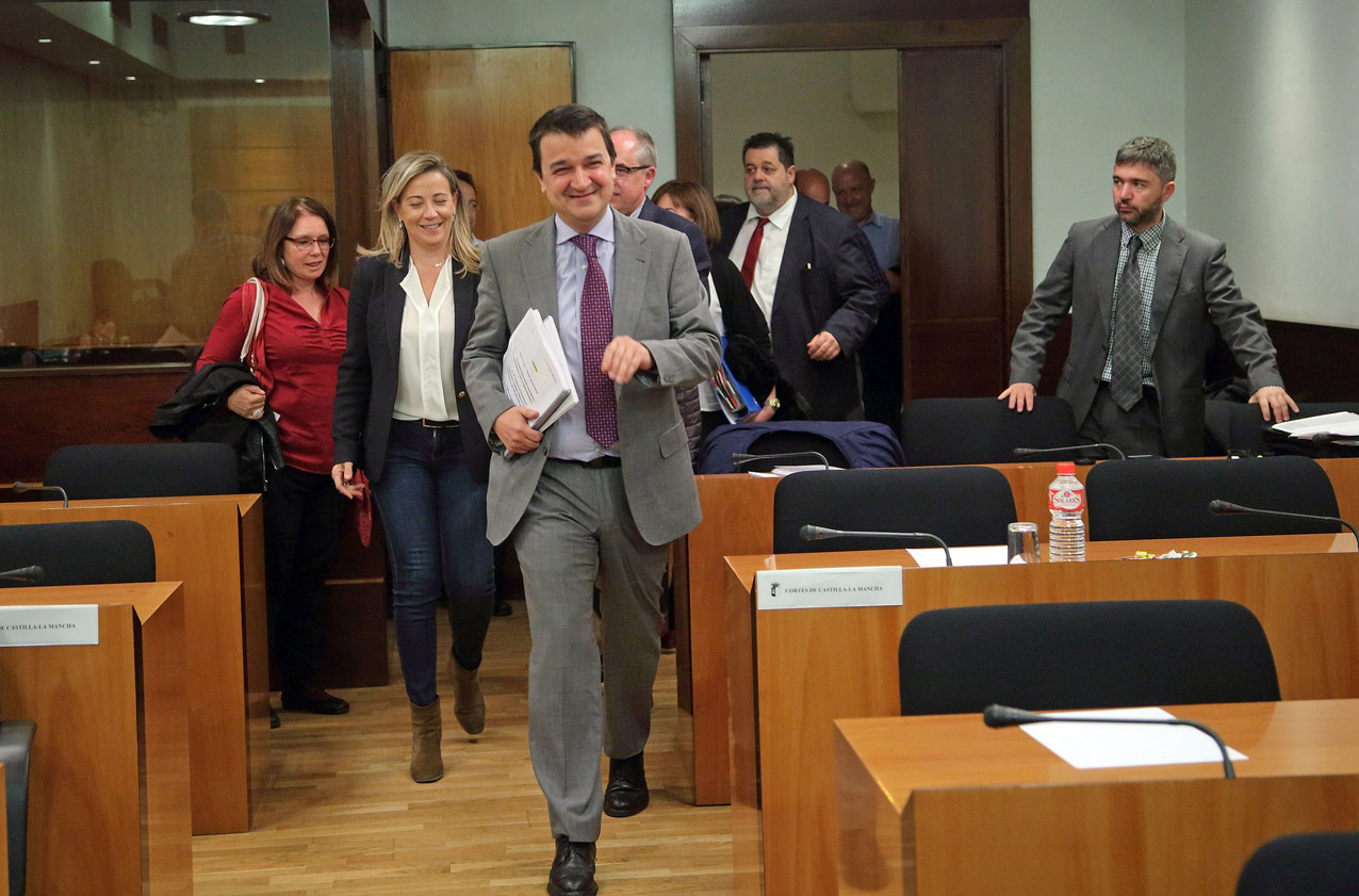 En primer plano, el consejero de Agricultura, Medio Ambiente y Desarrollo Rural, Francisco Martínez Arroyo; a su espalda, la diputada del PP, Lola Merino.