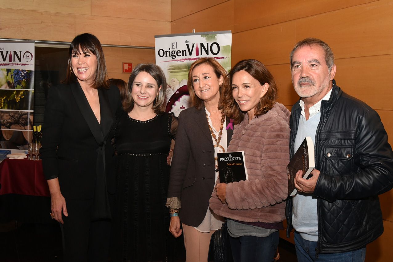 Mabel Lozano, escritora y actriz toledana, y Araceli Martínez, directora del Instituto de la Mujer de CLM, en la presentación de "El Proxeneta".