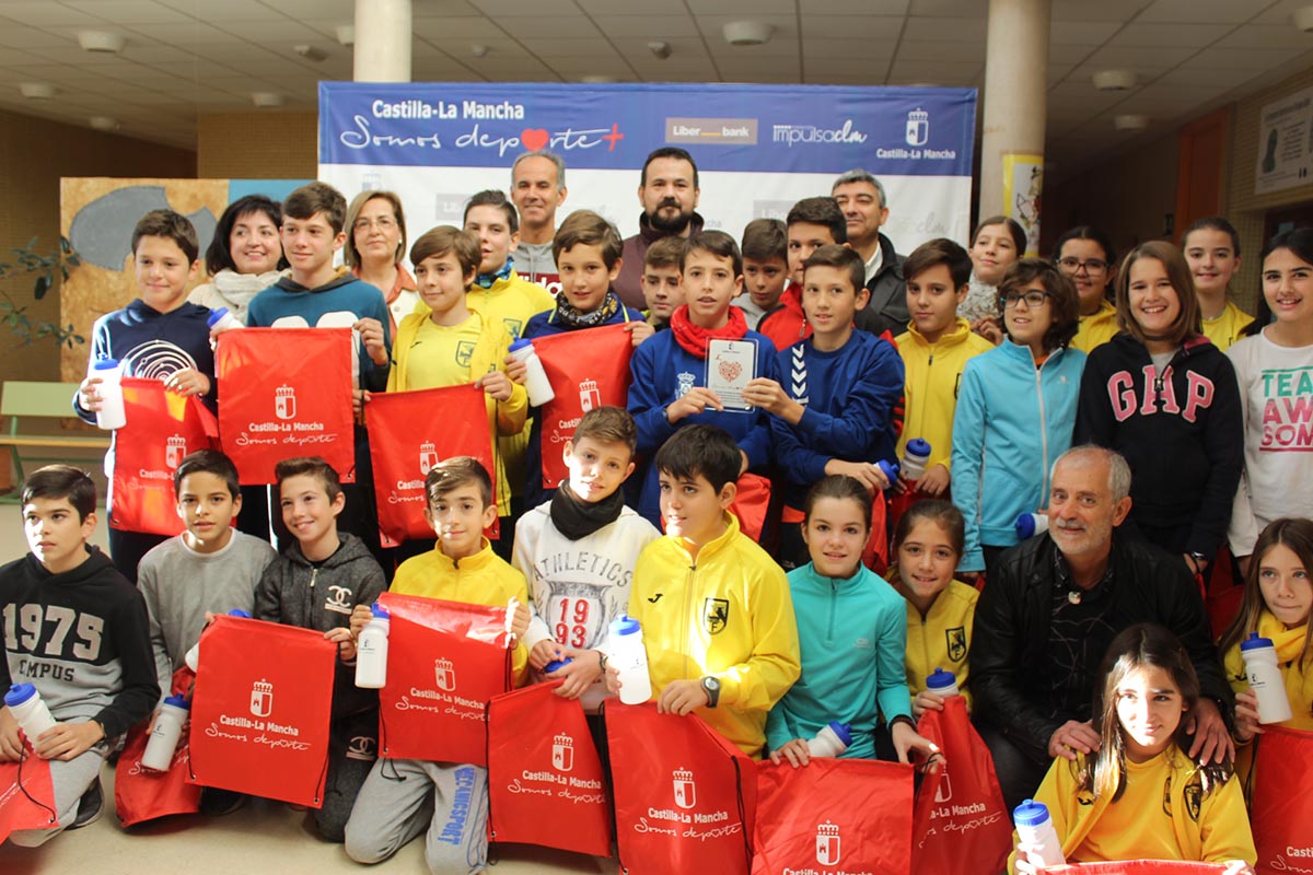 Amores (en el centro de la fila superior), con algunos niños y niñas del CEIP Ferroviario