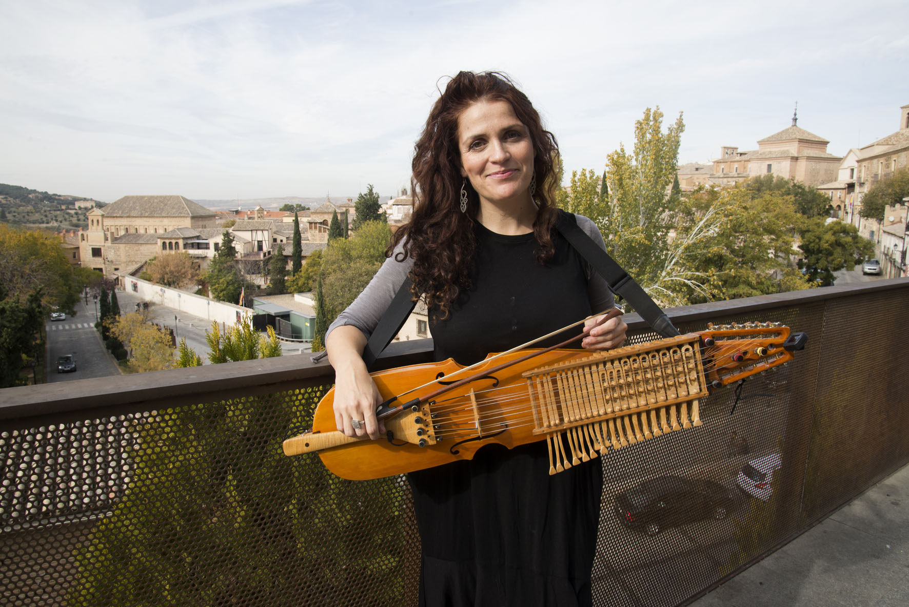 Ana Alcaide, música, posa en el Paseo de San Cristóbal, con la Judería de fondo.