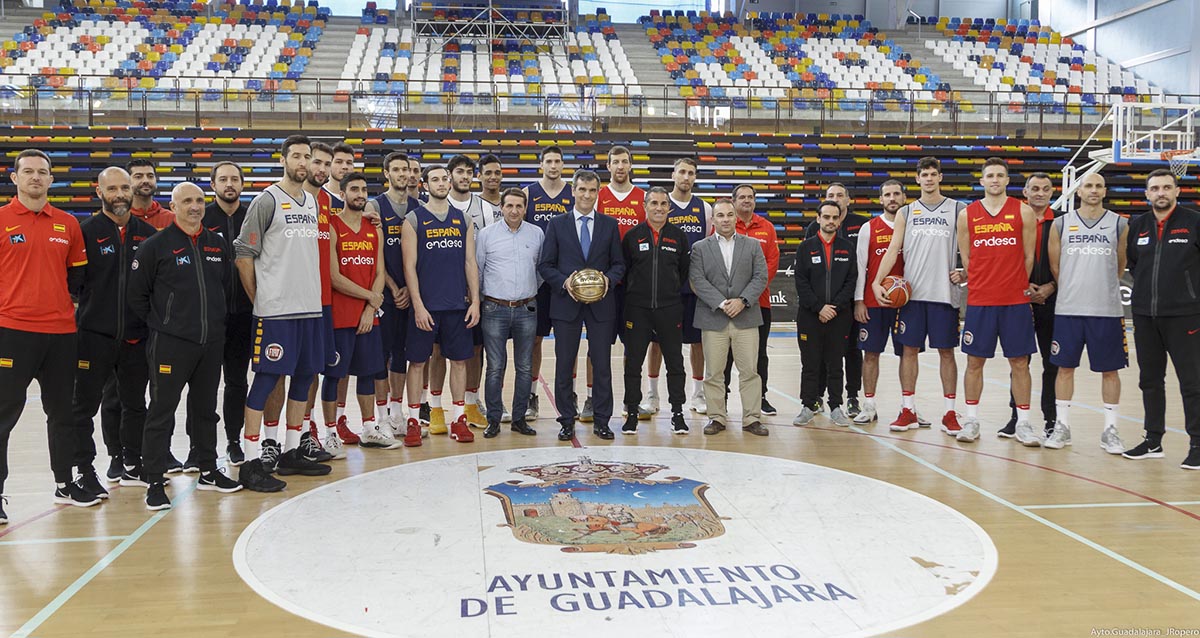El alcalde de Guadalajara (con el balón), con la Selección Española de baloncesto que se entrena enel Multiusos