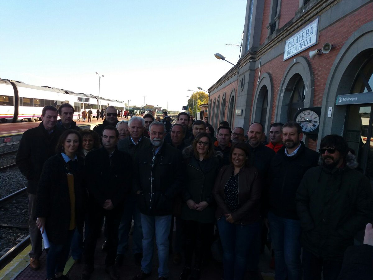 La comitiva talaverana antes de partir hacia Madrid. tren digno