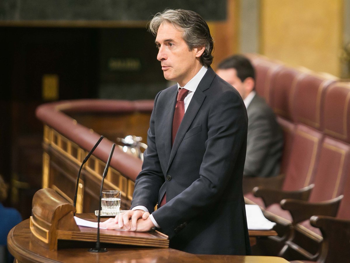 El ministro de Fomento, Íñigo de la Serna, durante la sesión de control al Gobierno en el Congreso de los Diputados.