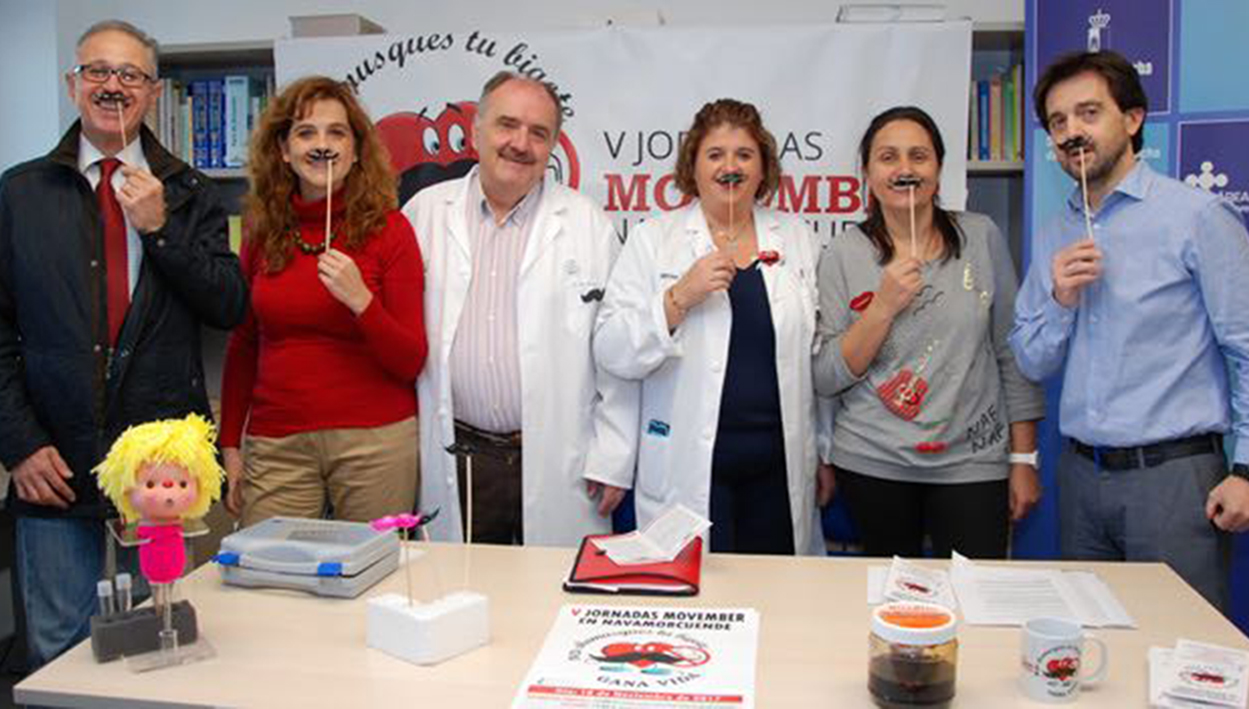 Equipo del Centro de Atención Primaria de Navamorcuende, posando contra el tabaquismo para Movember