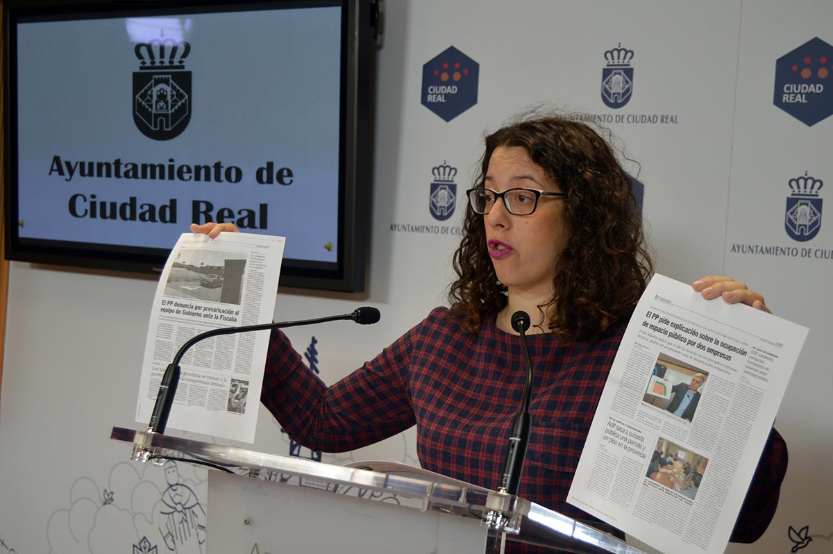 La portavoz del Ayuntamiento de Ciudad Real,Sara Martínez, dando cuenta del archivo de una denuncia del PP