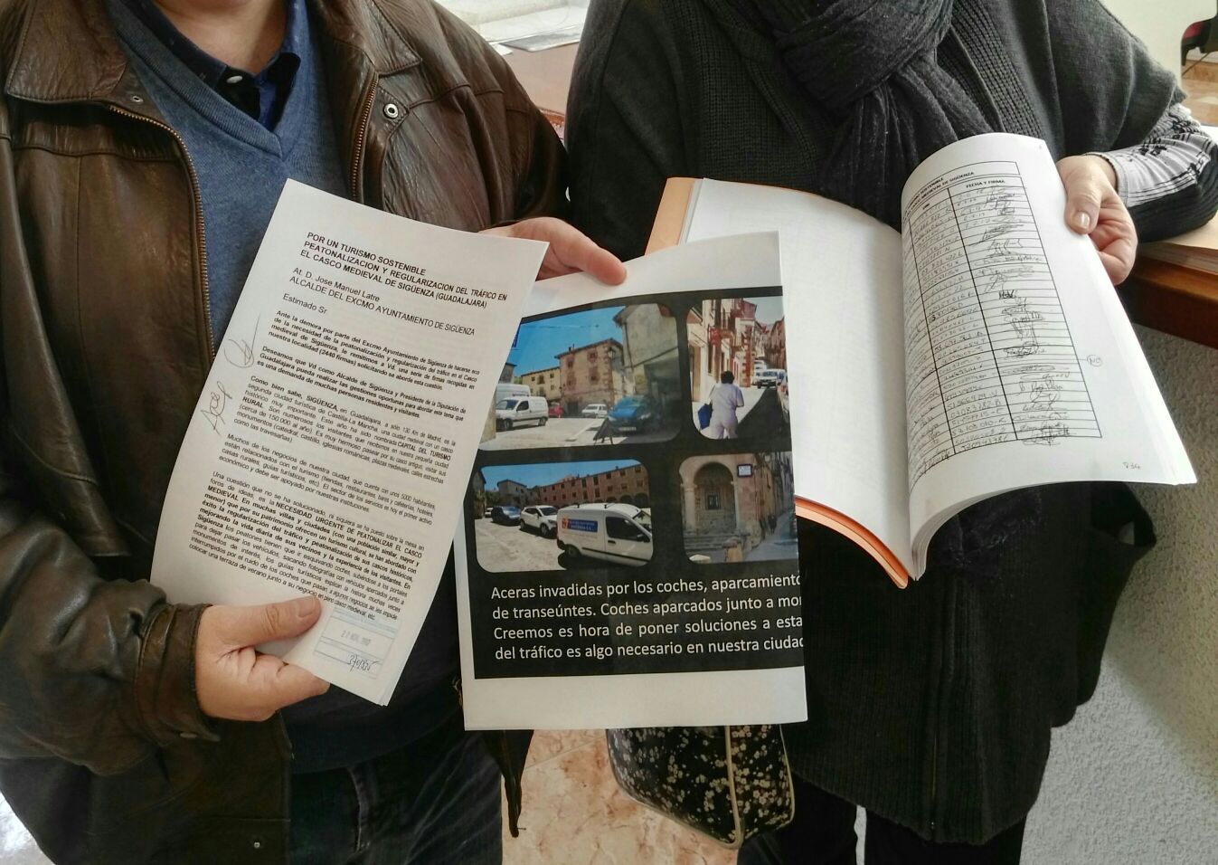 Entrega de firmas en el Registro de Sigüenza.