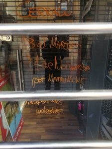 Aviso en la puerta de la tienda en la calle del Ángel. casco de toledo. autónomo