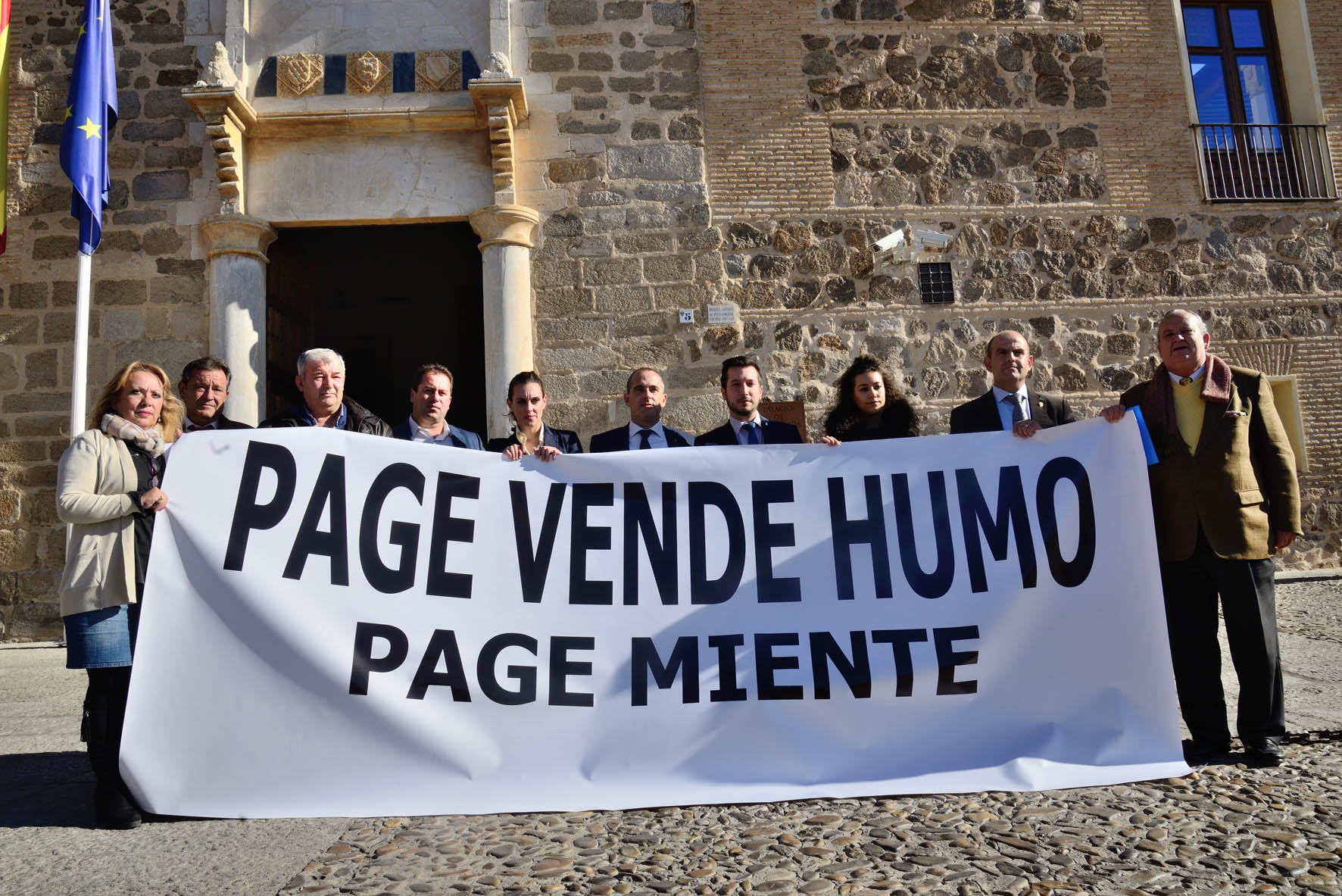 Los alcaldes del PP ante el Palacio de Fuensalida.