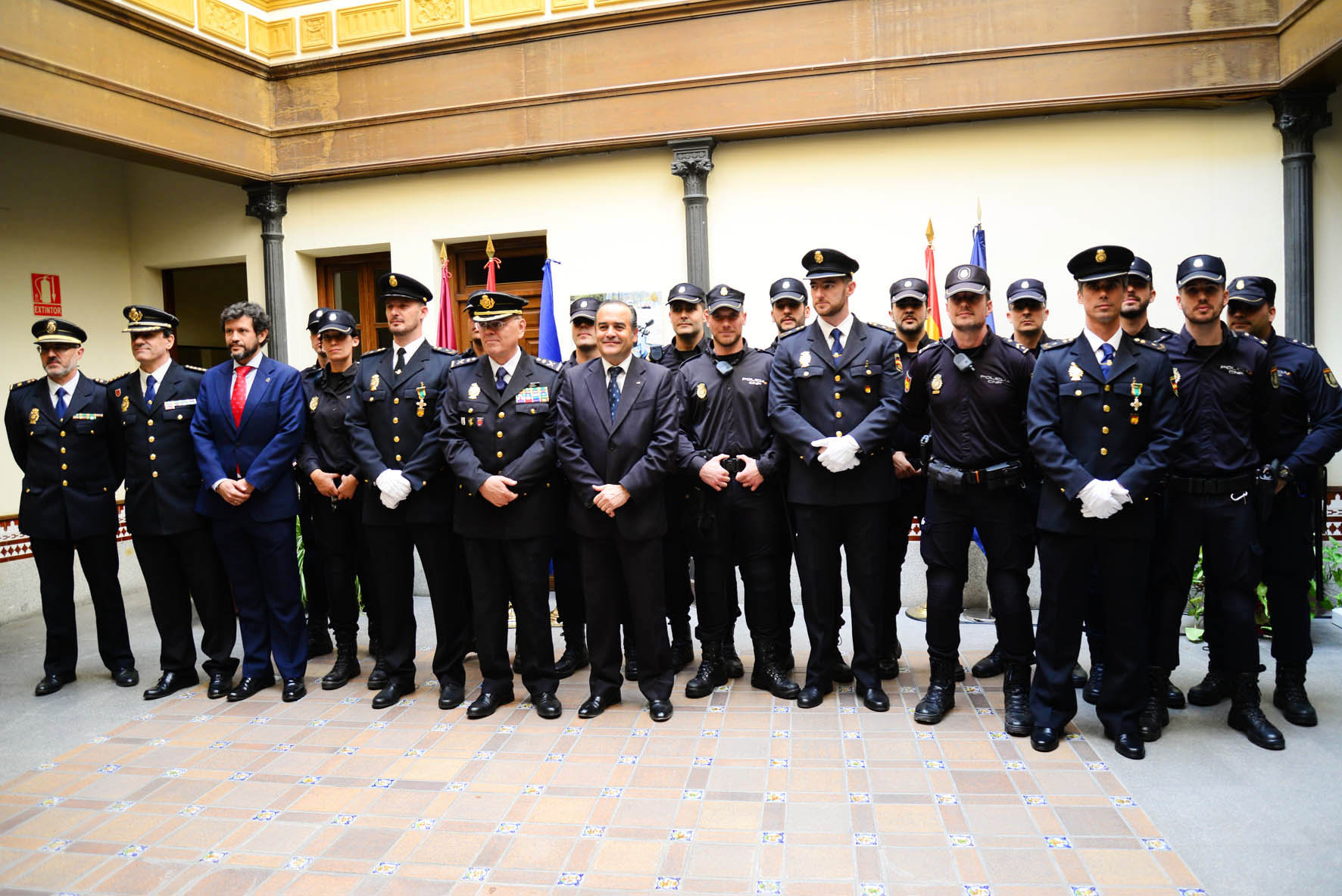 Entrega de las condecoraciones a tres agentes de Policía Nacional en Toledo.