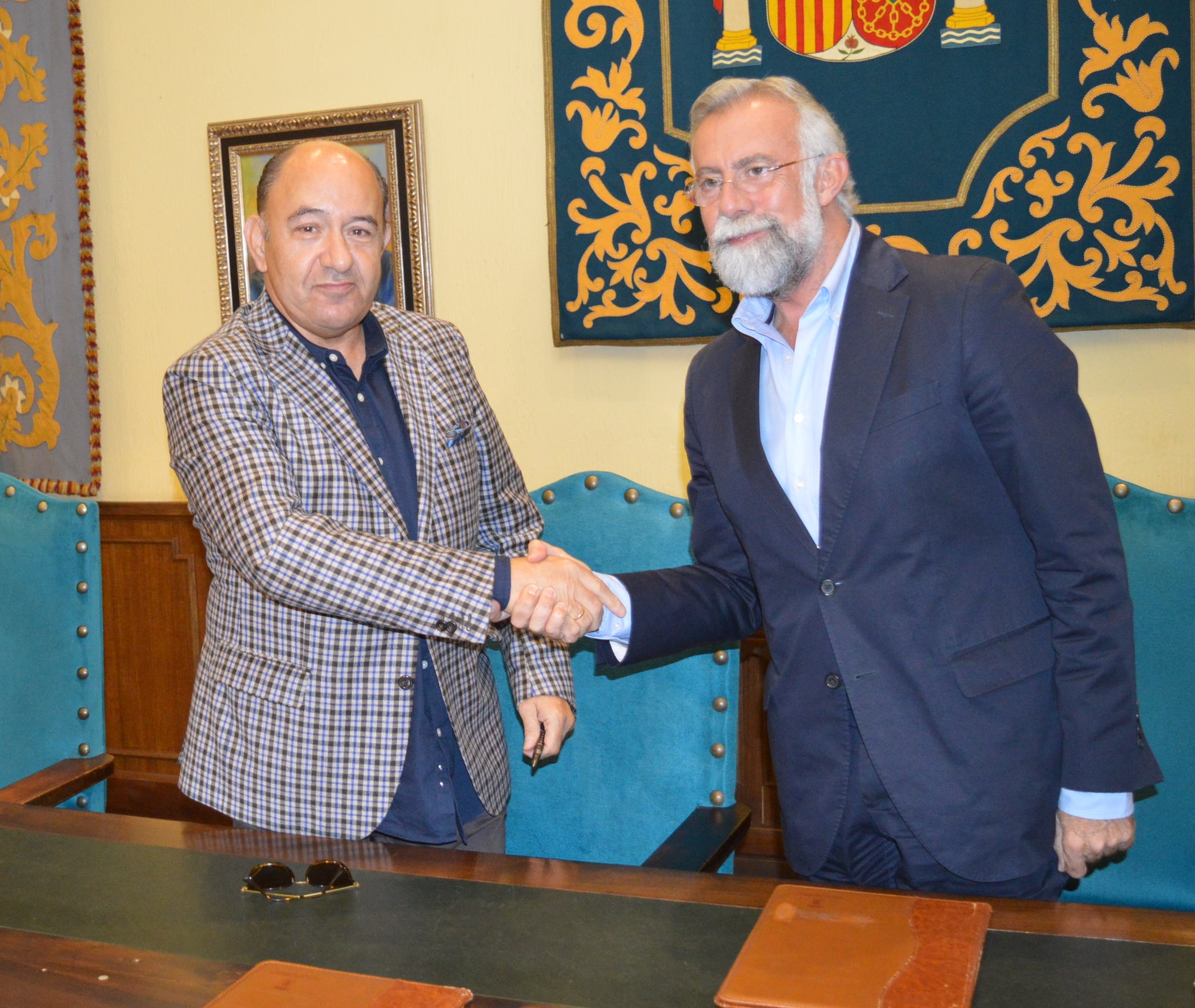 Ramos y Alfredo Viezma firman el convenio para el quinto mural cerámico de Talavera.